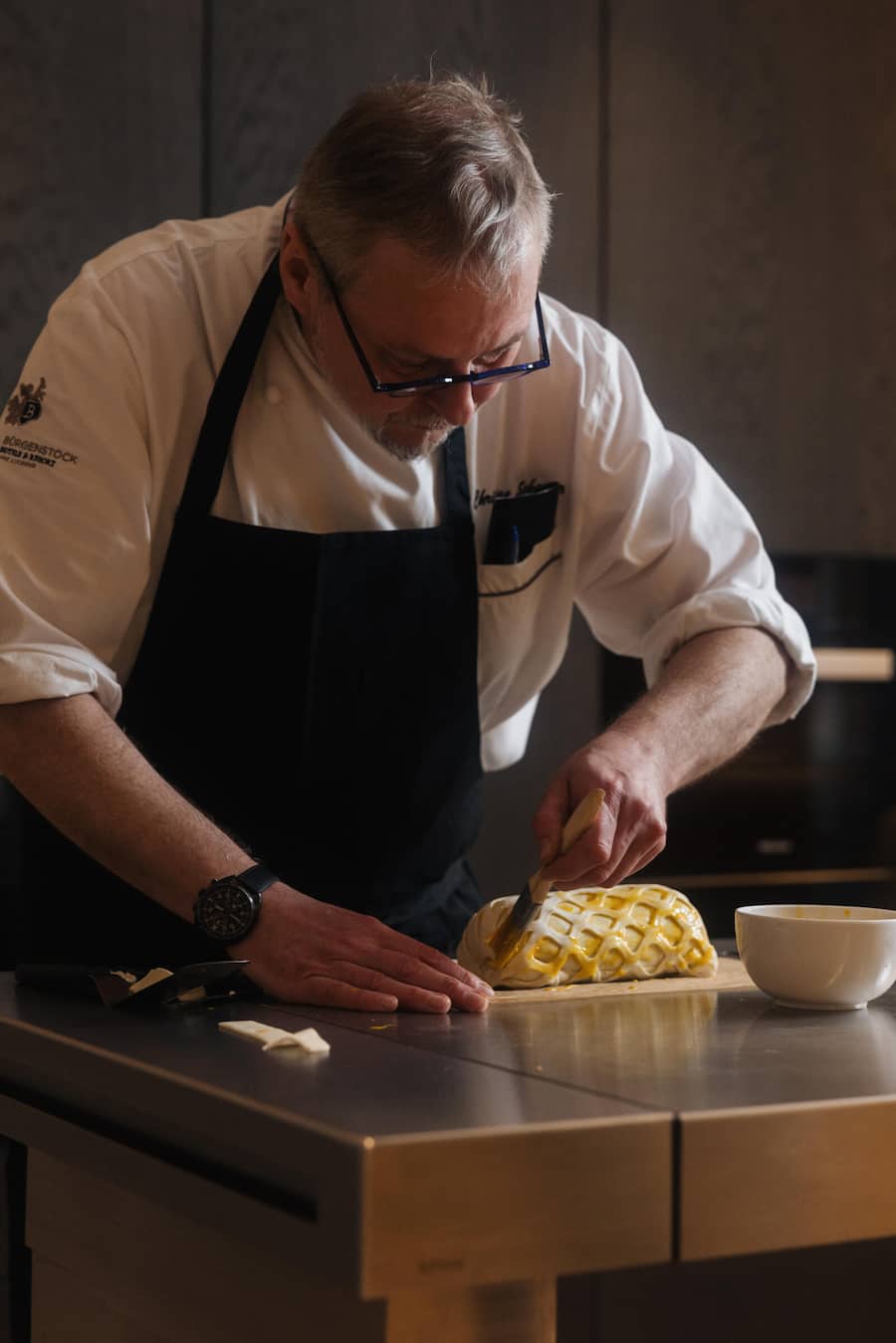 Christian Scharrer macht’s vor: Das Filet mit Eigelb bestreichen.