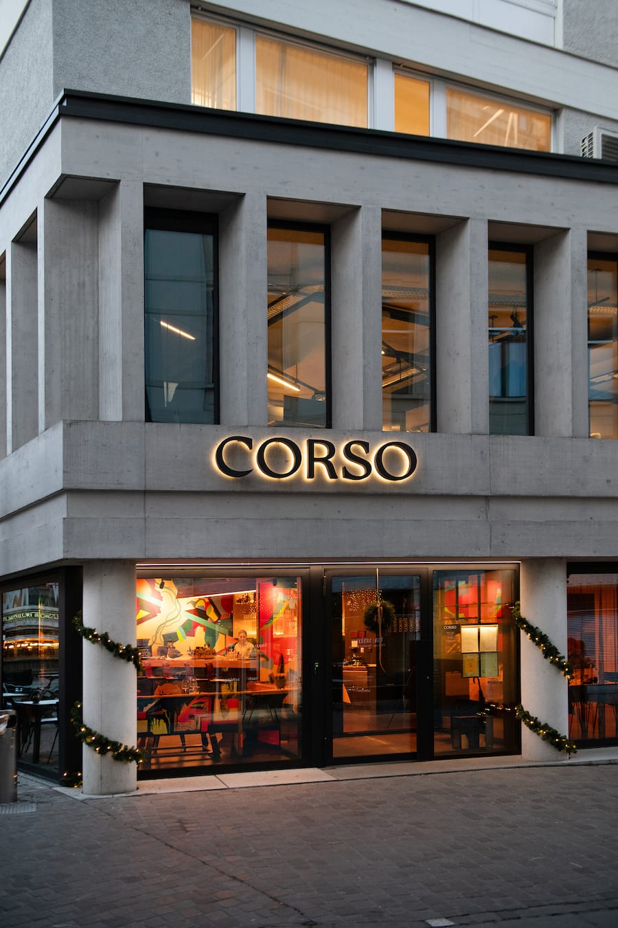 Restaurant Corso St Gallen, Champagner-Story Laurent Perrier, St. Gallen, 18. Dezember 2025 mit Geschäftsführer Gastronomie Markus Schenker, Chef de Service/Leiterin Events Lenka Schenk, Sous-Chef Alexander Gruel (gestreifte Schürze) und Chef de Service/Sommelier Jonathan Mettler