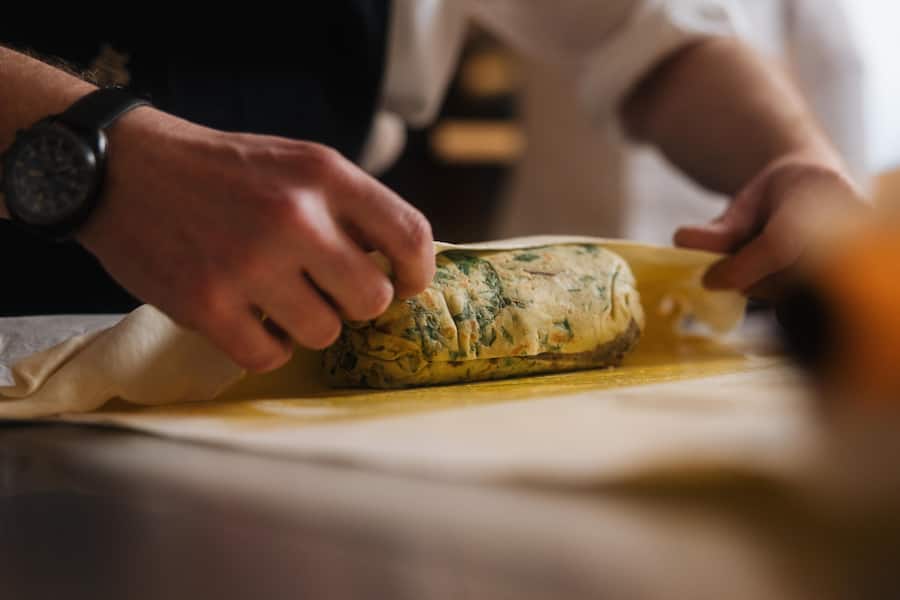 Der wichtigste Schritt: Das erkaltete Filet satt in den Blätterteig einwickeln.