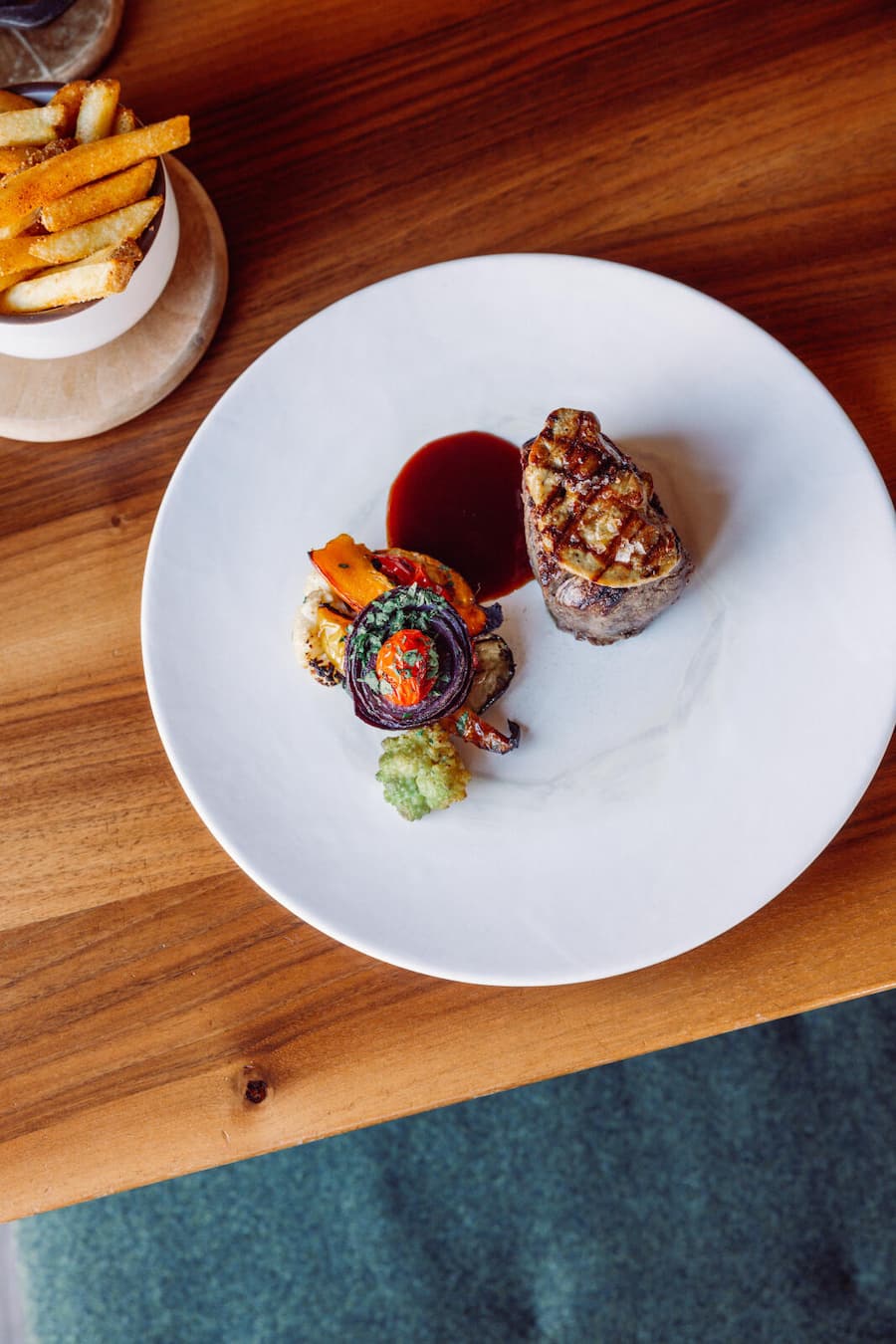 25.09.2025, Rehetobel AR, Dorhus Gupf, Gericht; Rindsfilet und Entenleber vom Grill mit Grillgemüse (photo by Remy Steiner for Gault Millau)