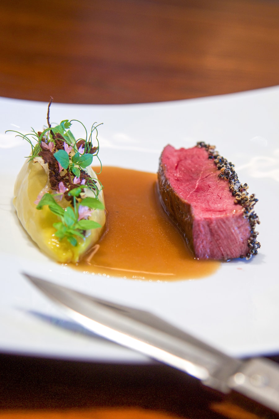 Challans-Entenbrust mit Quinoa-Kruste und geschmortem Chicorée