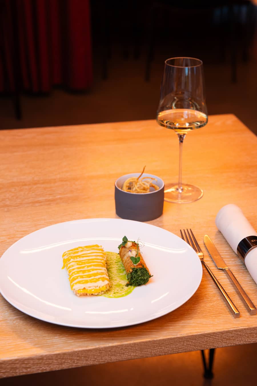 Restaurant Corso St Gallen, Champagner-Story Laurent Perrier, St. Gallen, 18. Dezember 2025 mit Geschäftsführer Gastronomie Markus Schenker, Chef de Service/Leiterin Events Lenka Schenk, Sous-Chef Alexander Gruel (gestreifte Schürze) und Chef de Service/Sommelier Jonathan Mettler, Menü: Zander im Panko-Mantel mit Creme aus Fläscher Safran, Kind Edwart (frittiert) und Ragout von rote Amalie in der Kartoffelrolle. Beurre blanc mit Schnittlauchöl.