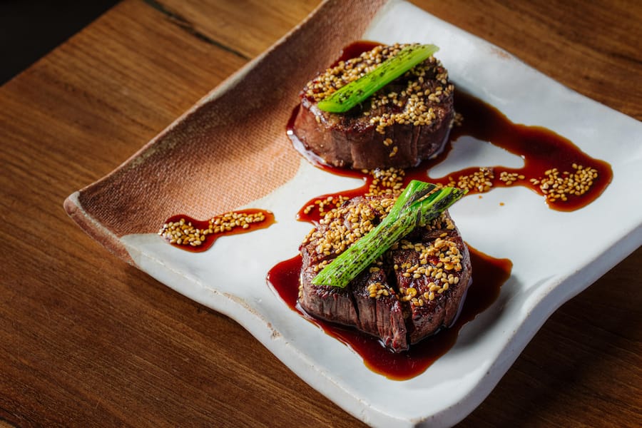 Beef Tenderloin 2. Hauptgang: Spicy Beef Tenderloin mit Sesam & Chili.