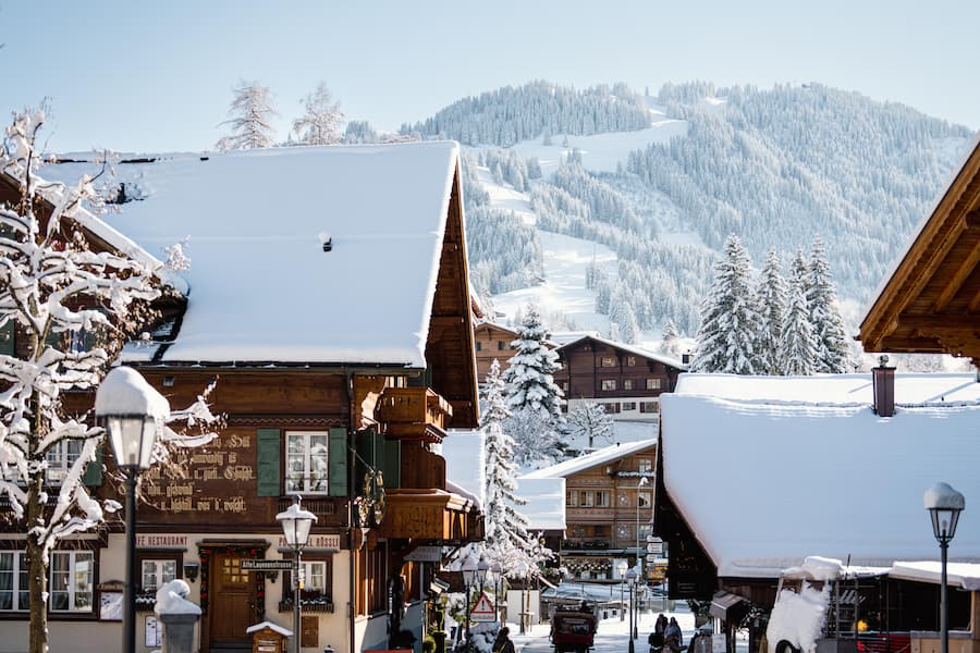 Posthotel Rössli, Gstaad, BE HO via Ann-Julie Projektleiterin Grafikdesign Tel. +41 33 748 81 32 ann-julie.tritten@gstaad.ch GSTAAD SAANENLAND TOURISMUS Promenade 41 CH-3780 Gstaad www.gstaad.ch