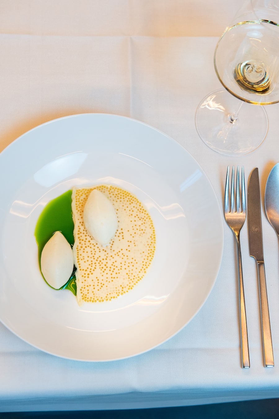 Restaurant Corso St Gallen, Champagner-Story Laurent Perrier, St. Gallen, 18. Dezember 2025 mit Geschäftsführer Gastronomie Markus Schenker, Chef de Service/Leiterin Events Lenka Schenk, Sous-Chef Alexander Gruel (gestreifte Schürze) und Chef de Service/Sommelier Jonathan Mettler, Menü: Hechtklösschen, Beurre blanc mit Champagner und Hechtrogen, Selleriepüree