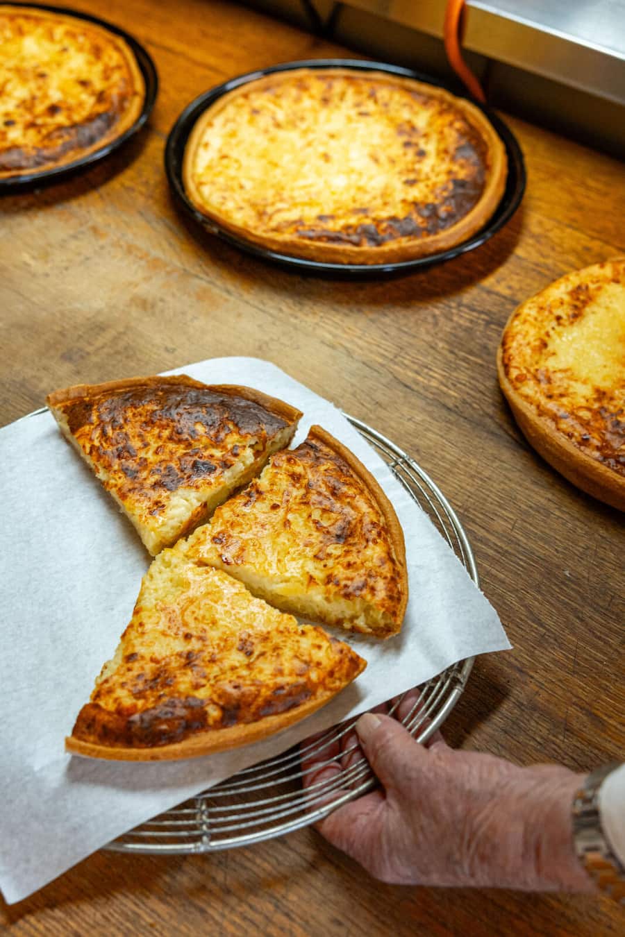 30.10.2025, Wald AR, Gasthaus und Bäckerei Hirschen Wald, Gericht; Käsekuchen (photo by Remy Steiner for Gault Millau)