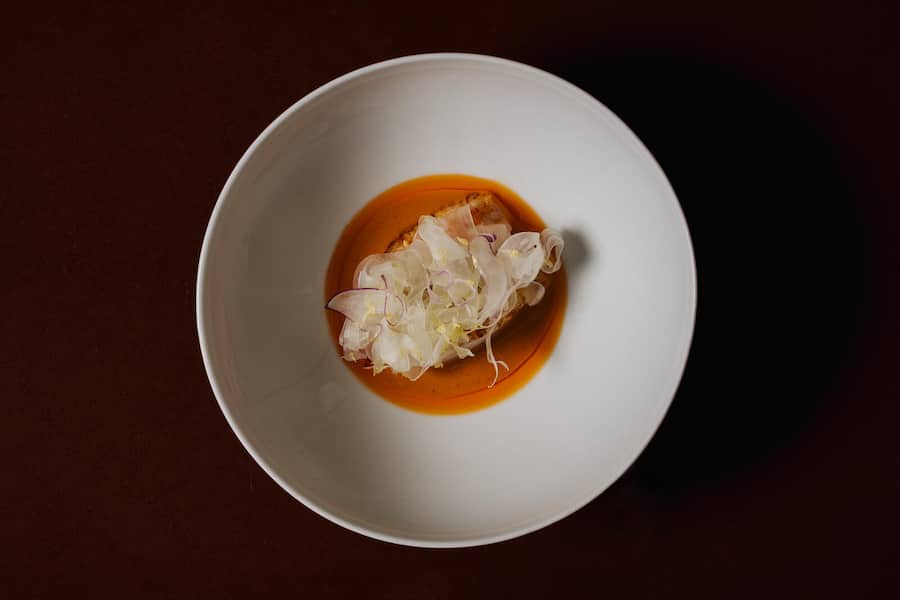 Langustine mit Chili,Tomaten und Fenchel, Dashi-Creme - IGNIV Andermatt - Valentin Sträuli, Chefkoch - Mai 2025 - Copyright Olivia Pulver