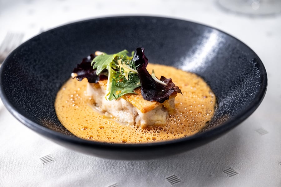 Kaffee in der Krustientiersauce: Hechtfilet unter einer Biskuit-Kruste mit Weisskohl und Pinienkernen.