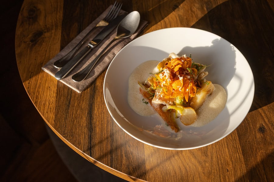 10.12.2025, Hurden SZ, Restaurant PUR, Gericht; Gebratener KarpfenKarottenpüree, geräucherte Karotten, Meerrettich, Dashi Beurre Blanc (photo by Remy Steiner for Gault Millau)