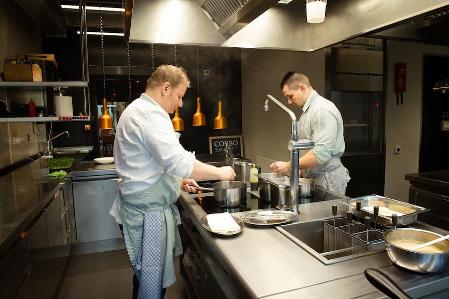 Restaurant Corso St Gallen, Champagner-Story Laurent Perrier, St. Gallen, 18. Dezember 2025 mit Geschäftsführer Gastronomie Markus Schenker, Chef de Service/Leiterin Events Lenka Schenk, Sous-Chef Alexander Gruel (gestreifte Schürze) und Chef de Service/Sommelier Jonathan Mettler