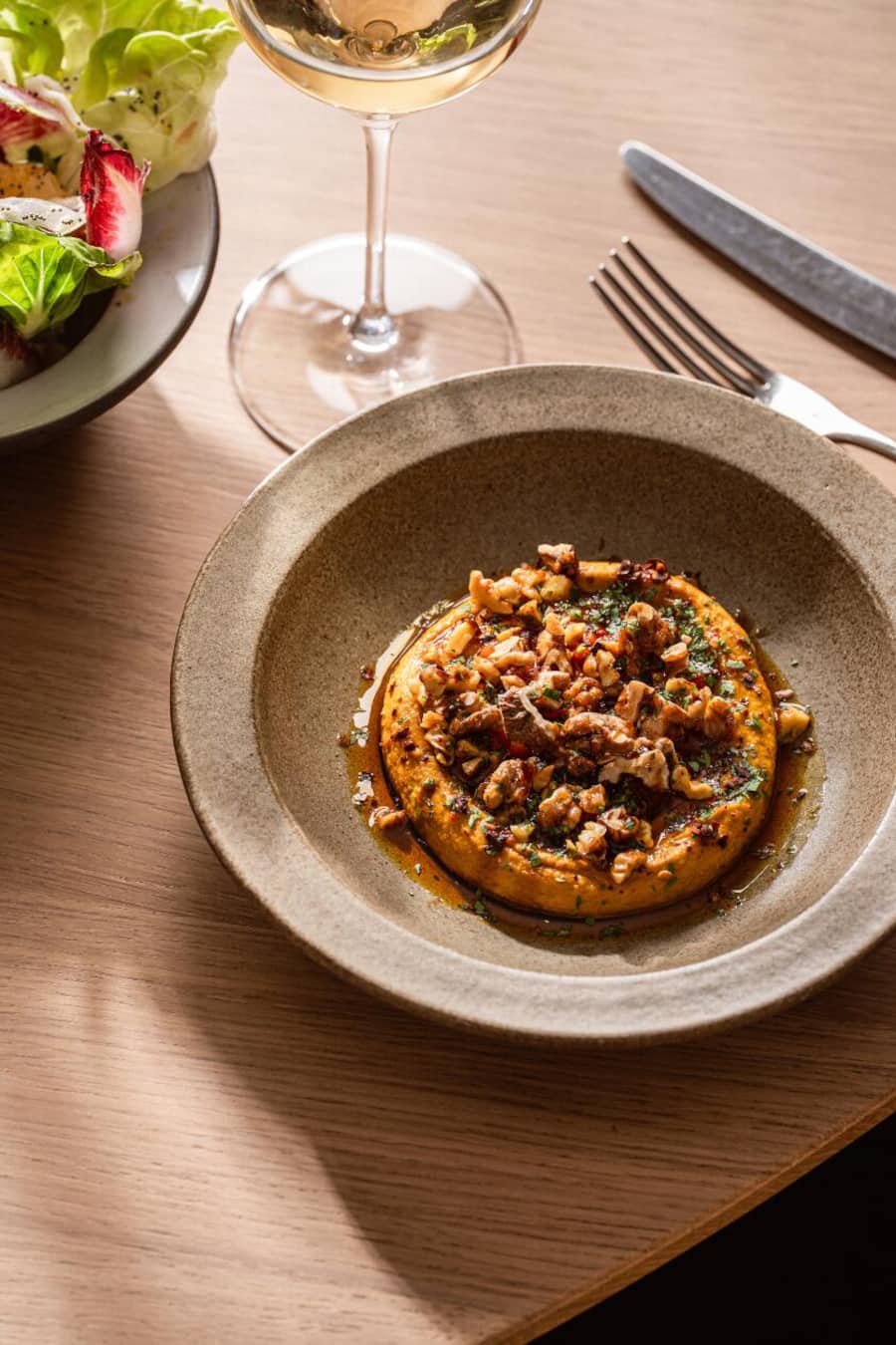 Kürbis-Muhamarra mit knusprigen, karamellisierten Walnüssen: Ein Gericht von Maxime Martin, das Yotam Ottolenghi begeistert hat!