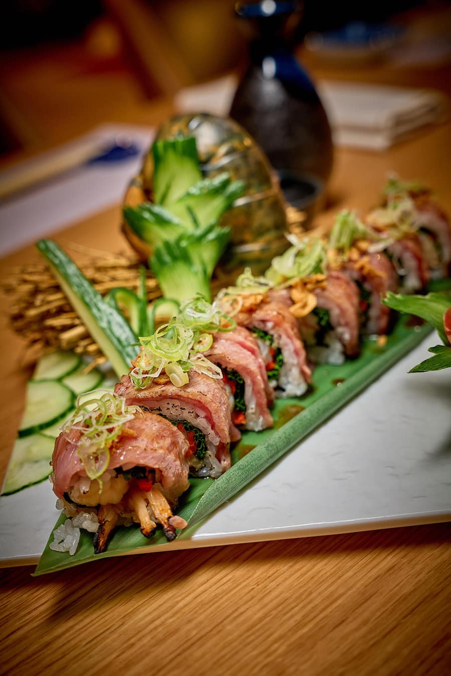 Zermatt, le 16 décembre 2025,Hôtel Schweizerhof du groupe Rebier nous présente ses 4 restaurants avec le chef exécutif des restaurants Antonio Ferreira Silva et Yann Favre directeur de lâHôtel , ici le Myoko, restaurant japonais ou le chef Abdul Shafik nous présente le Lobster en Waguiyu roll © sedrik Nemeth