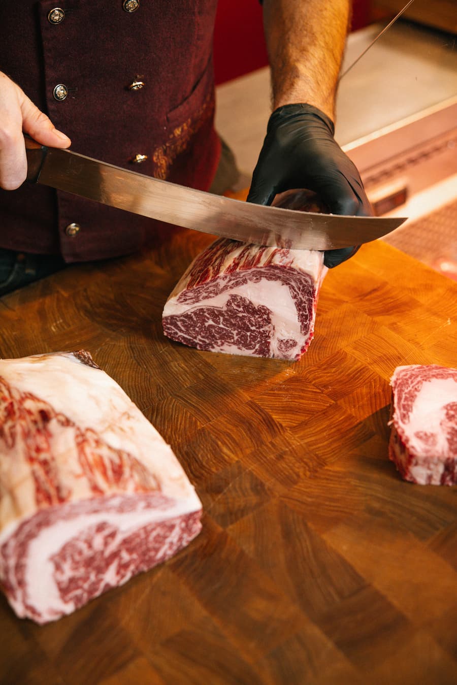 20.11.2025, Zürich, Williams Butchers Table Hegibachplatz, LUMA US Wagyu Ribeye 9+ (photo by Remy Steiner for Gault Millau) Butcher's Table, Zürich