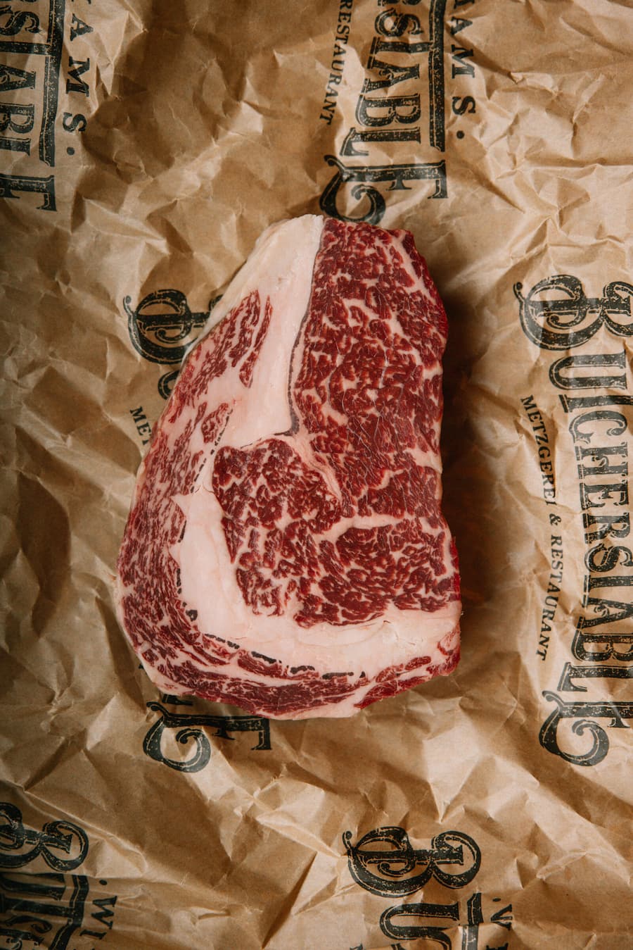 20.11.2025, Zürich, Williams Butchers Table Hegibachplatz, LUMA US Wagyu Ribeye 9+ (photo by Remy Steiner for Gault Millau) Butcher's Table, Zürich