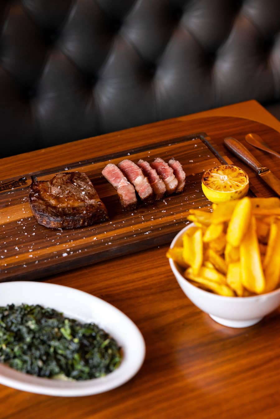 20.11.2025, Zürich, Williams Butchers Table Hegibachplatz, Gericht; LUMA US Wagyu Ribeye 9+ mit Fries & Spinat (photo by Remy Steiner for Gault Millau) Butcher's Table, Zürich