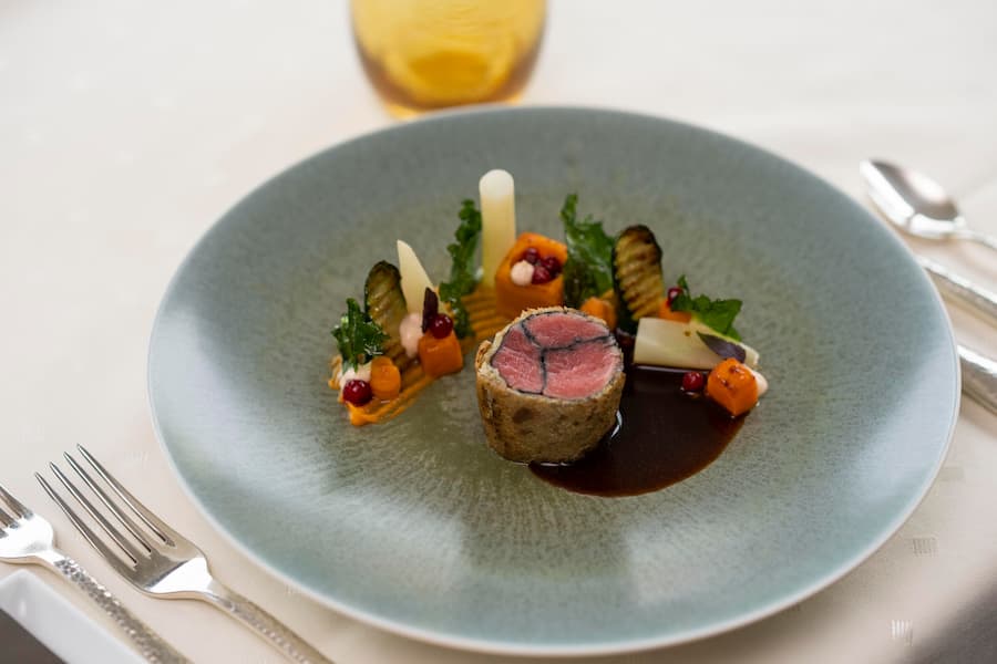 Mosaik vom Hirschkalb - Süskartoffel - Schwarzwurzel - Preiselbeeren.