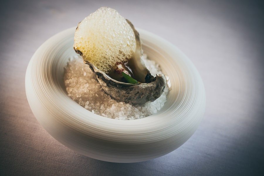 Peter Knogl im Restaurant TroiRois 2024: Bretonische Auster