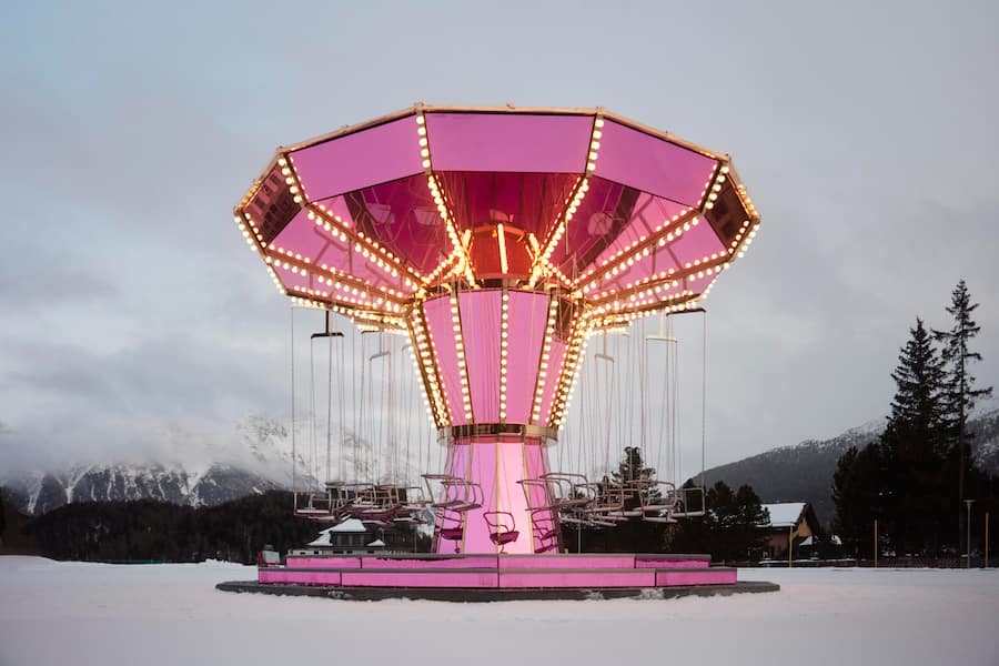 Pink Mirror Carousel von Carsten Höller, Kulm Hotel. St. Moritz, GR Auf dem Eisfeld des Kulm Hotel St. Moritz entsteht in diesem Winter ein neuer Dialog zwischen Kunst und Umgebung. Die Outdoor-Installation Pink Mirror Carousel des renommierten Künstlers Carsten Höller fügt sich als rotierende, spiegelnde Intervention in die Engadiner Winterkulisse ein und öffnet einen Raum für neue Wahrnehmungen.