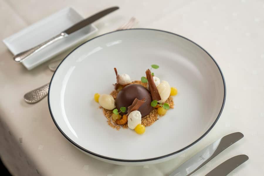 Schoggikuppel mit Kaffeekern - Birnensorbet - Safran Birnengelee - Kaffeeschaum.