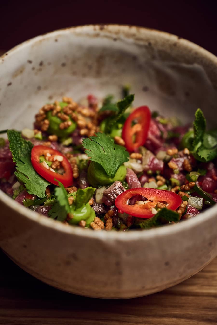 Thai Beef Salad Entrecôte der eigenen Rinder von Luma, Chili, Korianderxreme, gerösteter Reis, Thai Salsa