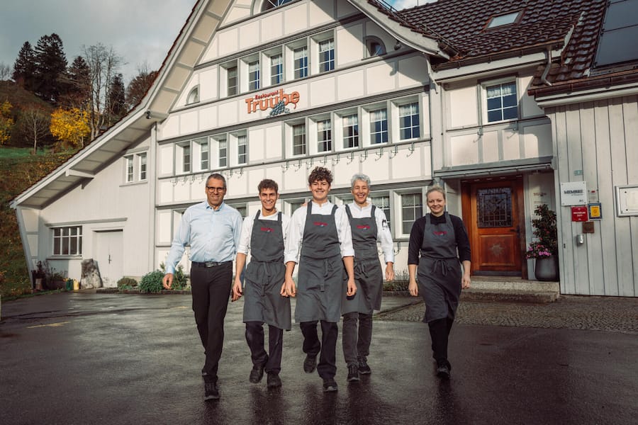 25.09.2025, Gais AR, Restaurant Truube, Silvia und Thomas Manser mit Team (photo by Remy Steiner for Gault Millau)