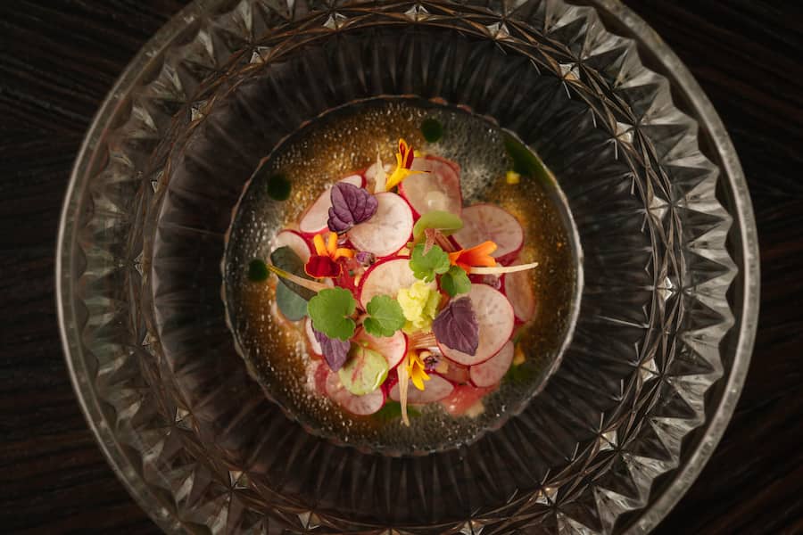 Japanese 1. Gang | Balfego Tuna, Radieschen, Myoga, Ponzu - UBS Six-Hand-Dinner mit Dominik Sato, Fabio Toffolon und Valentin Sträuli im IGNIV Andermatt - Dezember 2025 - Copyright Olivia Pulver