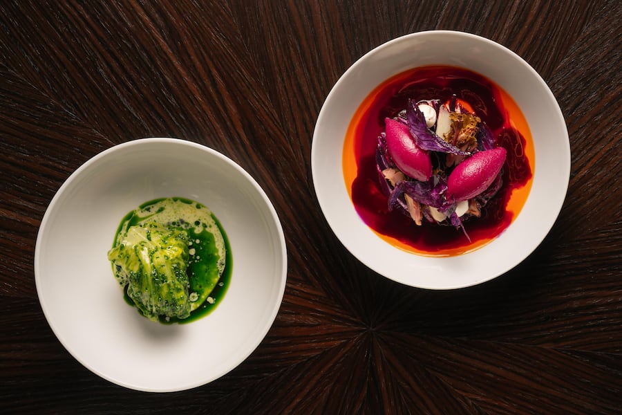 IGNIV 2. Gang | Brüggli Saibling, Kopfsalat, Meerrettich, Rotkohl, Birne, Senf - UBS Six-Hand-Dinner mit Dominik Sato, Fabio Toffolon und Valentin Sträuli im IGNIV Andermatt - Dezember 2025 - Copyright Olivia Pulver