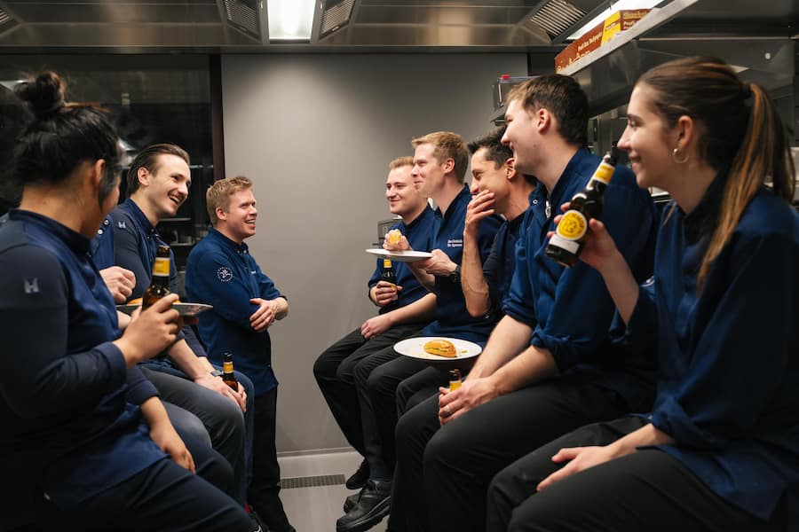 Nach dem Dinner am Hot-Dog essen (hinten links Fabio und zweiter von hinten rechts Dominik) - UBS Six-Hand-Dinner mit Dominik Sato, Fabio Toffolon und Valentin Sträuli im IGNIV Andermatt - Dezember 2025 - Copyright Olivia Pulver