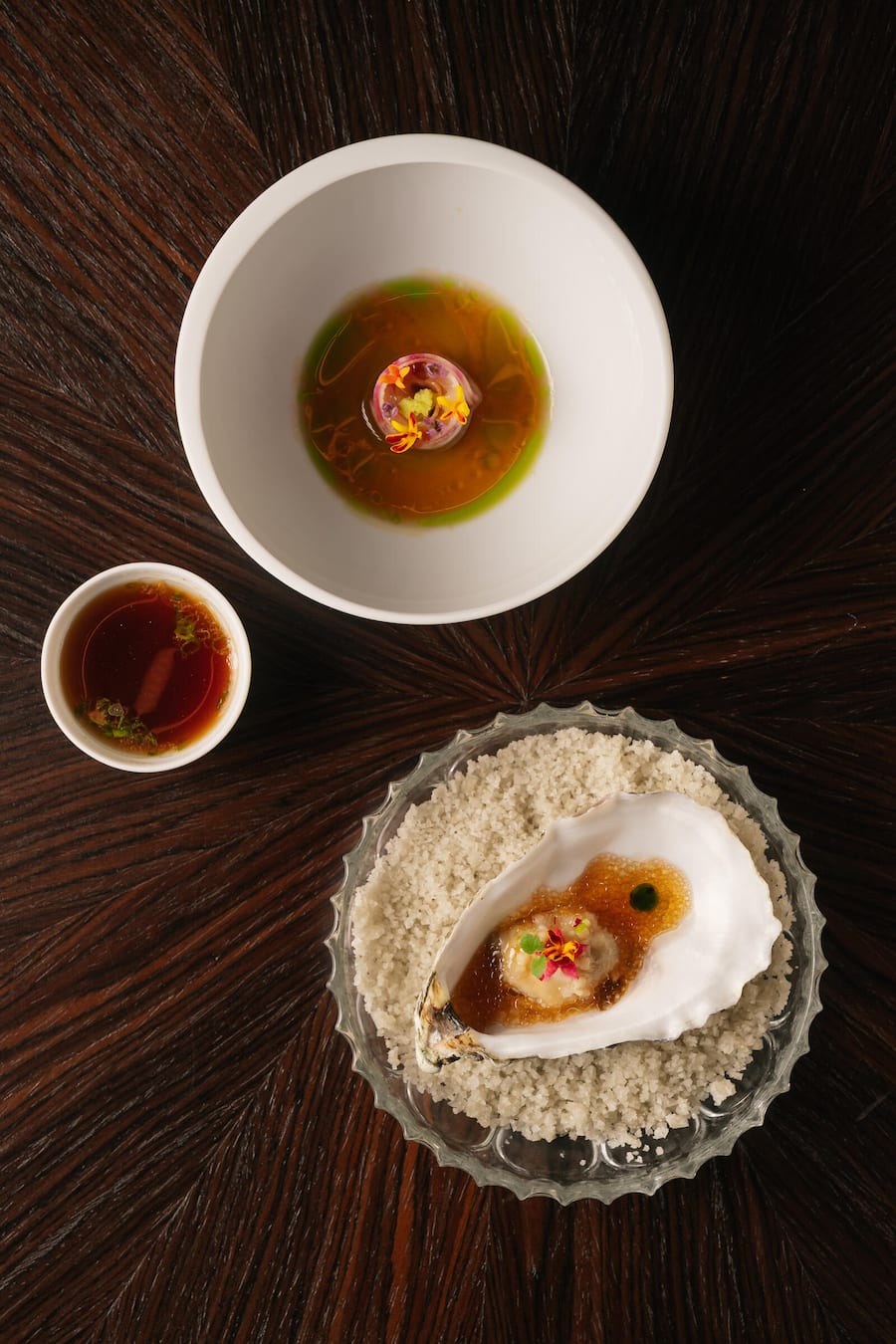 Apéro Japanese | Dashi, Enoki, Sancho | Gillardau Auster Nr.2, Grüner Apfel, Ponzu | Hamachi, Chiogga Rande, Yuzu - UBS Six-Hand-Dinner mit Dominik Sato, Fabio Toffolon und Valentin Sträuli im IGNIV Andermatt - Dezember 2025 - Copyright Olivia Pulver