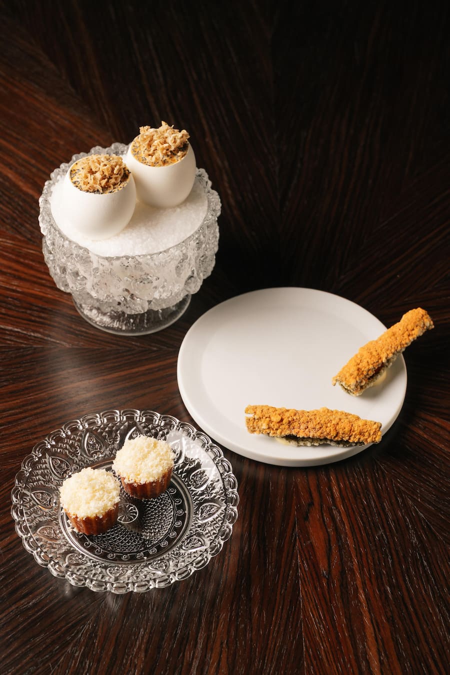 Apéro IGNIV | Croustade, Käse | Apfel | Nori, Gambero rosso, Kaffir | Tonburi, Hühnerhaut, Geröstete Hefe - UBS Six-Hand-Dinner mit Dominik Sato, Fabio Toffolon und Valentin Sträuli im IGNIV Andermatt - Dezember 2025 - Copyright Olivia Pulver