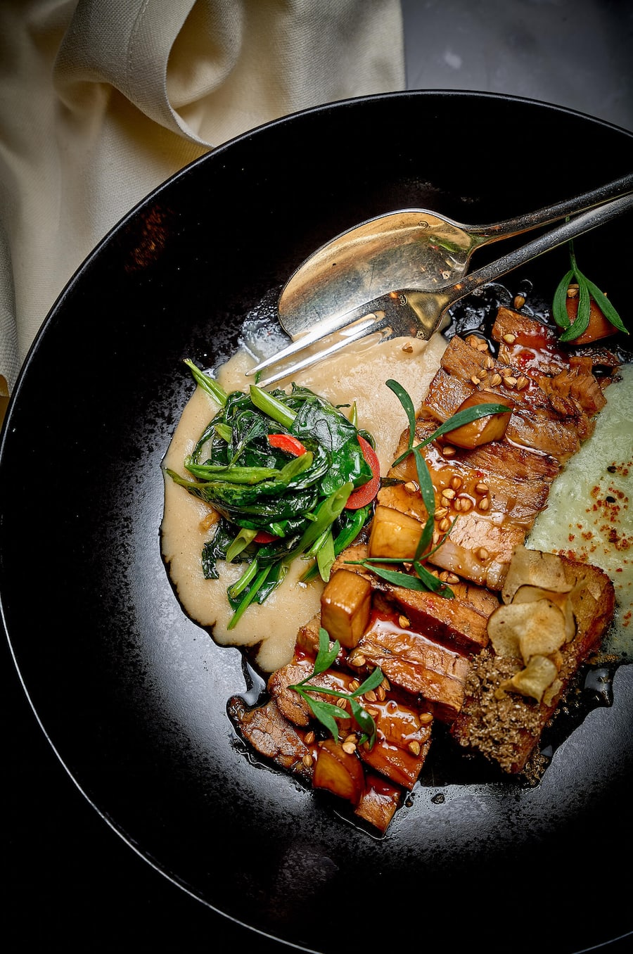 Vom «La Muña» in Zürich: Pancetta de Cerdo, langsam geschmorter Schweinebauch mit Wasserspinat und Schaum von grünem Apfel und Shiso.