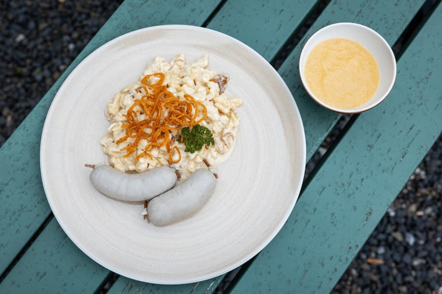 30.10.2025, Weissbad AI, Hof Weissbad, Gericht; Siedwurst mit Chässpätzli und Apfelmus (photo by Remy Steiner for Gault Millau)