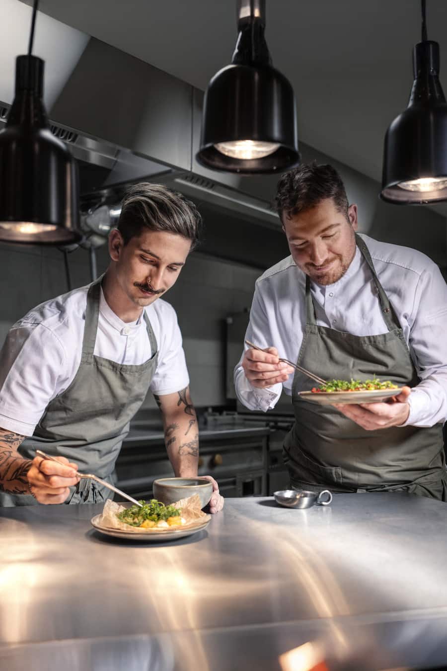 13: Die Chefs auf Trübsee: Nicolas Lundgren (r.), Souschef Lucas Fiorenza.