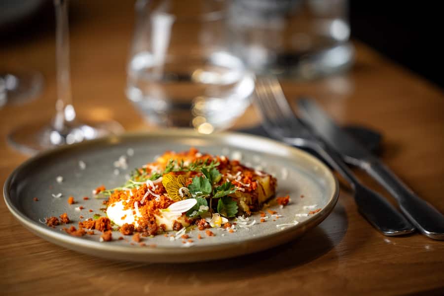 Feinarbeit, Fleissarbeit: Kartoffel-Millefeuille, geräucherte Mayo, Chorizo im «Atelier Hess» auf Trübsee.