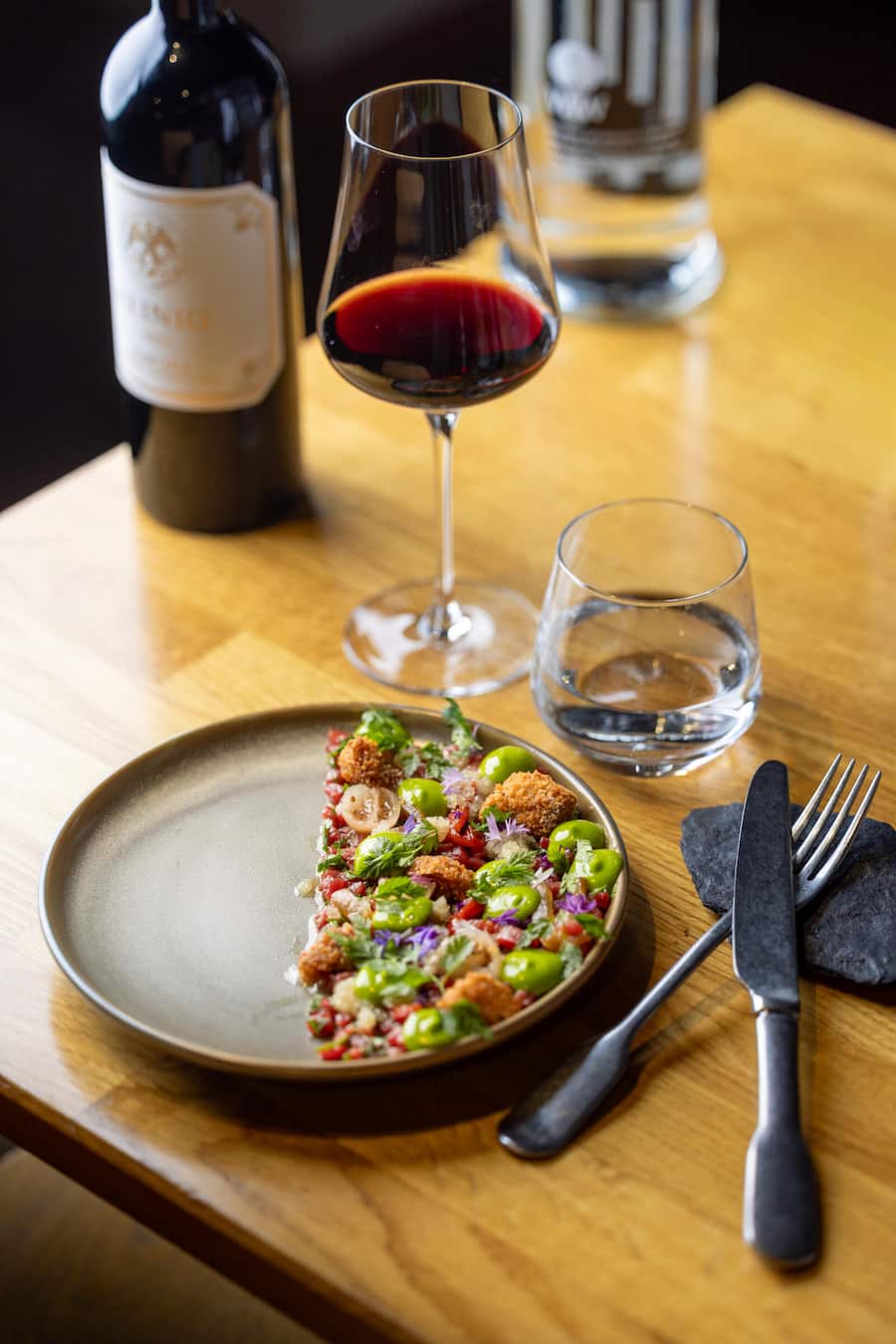 Rindtatar mit geräuchertem Mark und überraschender Sauce vierge.