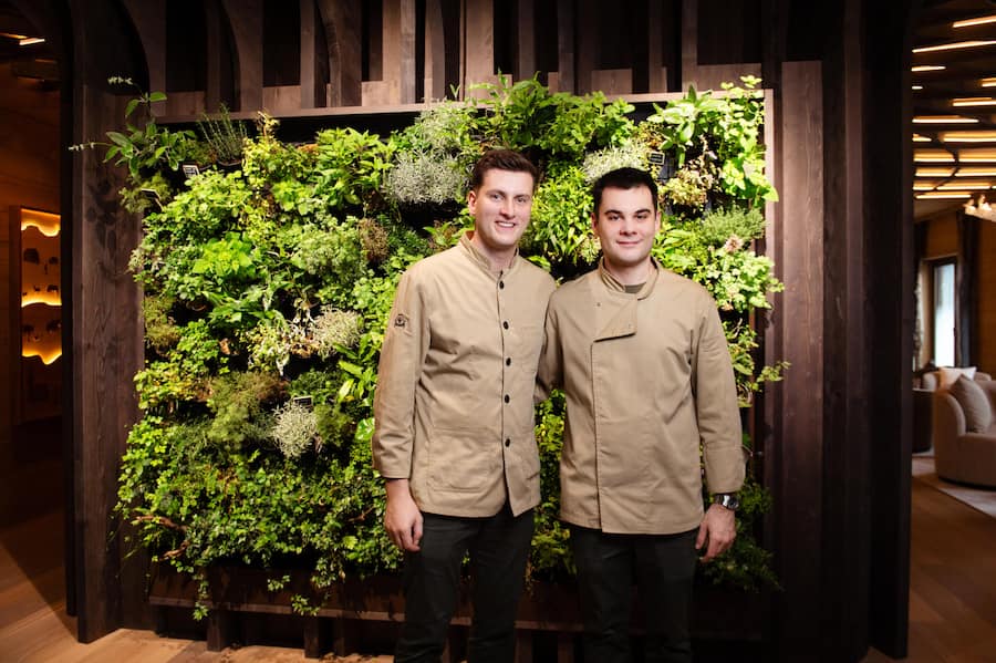 Eine Wand voller Kräuter: Die Barchefs Elmir Medunjanin (l.) und Attila Rüde verblüffen mit ihren verrückten Cocktails.