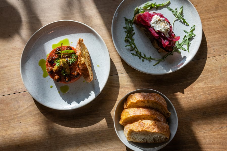 Battuta di manzo, Rindstatar, schwarze Knoblauchmayonnaise & Senfkörner und Bruschetta "Cipolla Rossa", rote Zwiebeln.