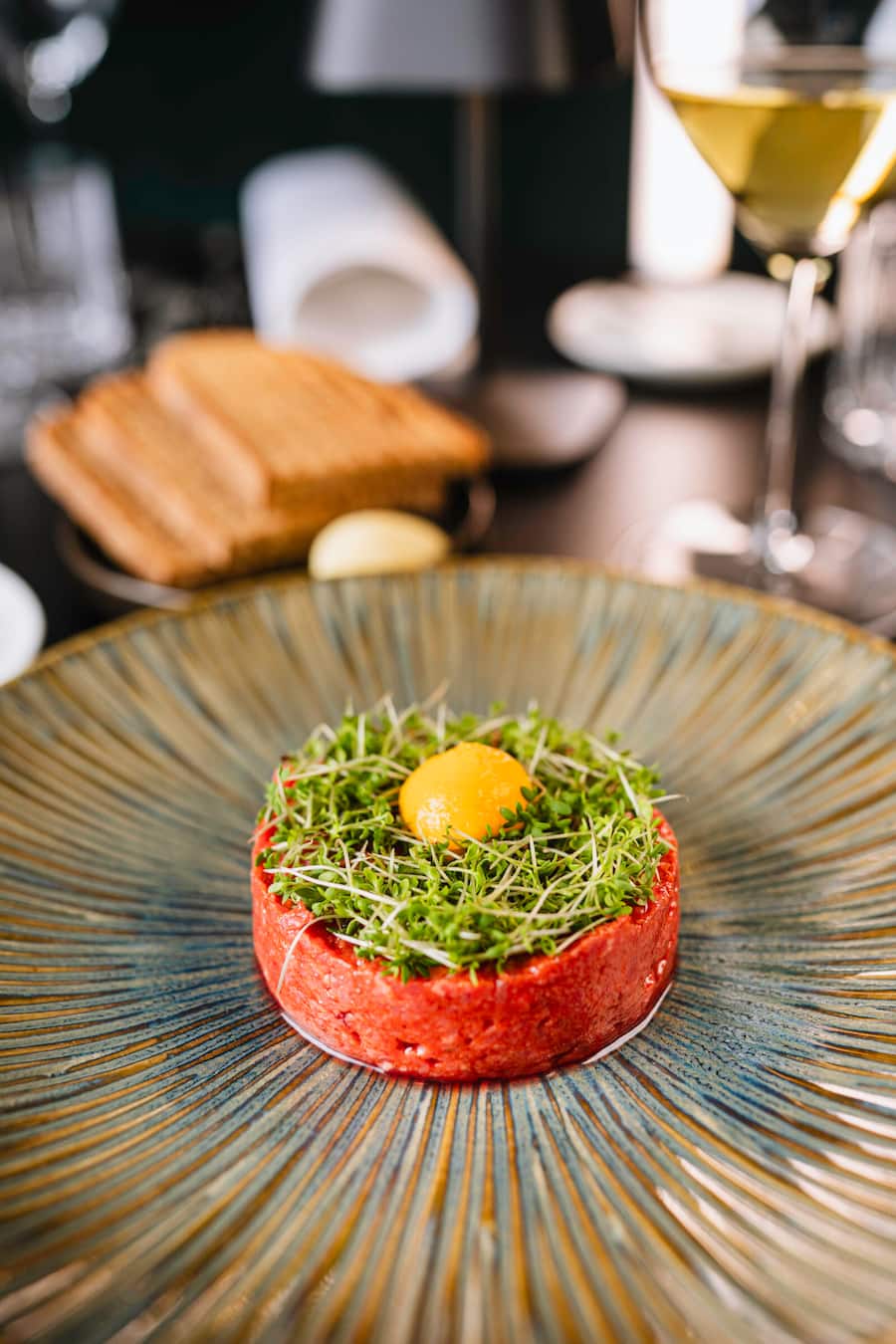 Beef Tartar vom heimischen Rind mit Gartenkresse.