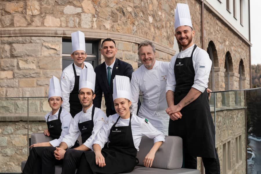 Das «Da Vittorio»-Team für St. Moritz. v.l. Antonella Furone, Marco Torelli, Gabriele Tasca, Nicolas Russo, Eleonora Marsero, Paolo Rota, Luca Giacchetti.