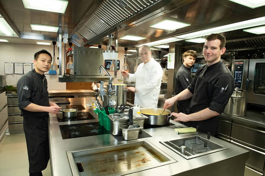 Chef in allen Küchen: Carsten Kypke (m.) mit Mister Hung (l.) aus Vietnam und Sous-Chef Fabrice Ohlmann.