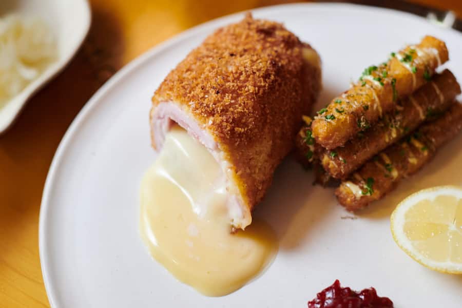 Cordon-Bleu-Festival in den «Drei Stuben»: xx Cordon bleu by Corin Schmid (bitte das beste Bild aussuchen und den Namen einsetzen).