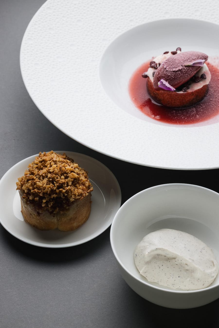 Dessert von Stephanie Mittler: Brombeere mit Lavendel, dazu warme Buchteln mit Vanille-Rahm.