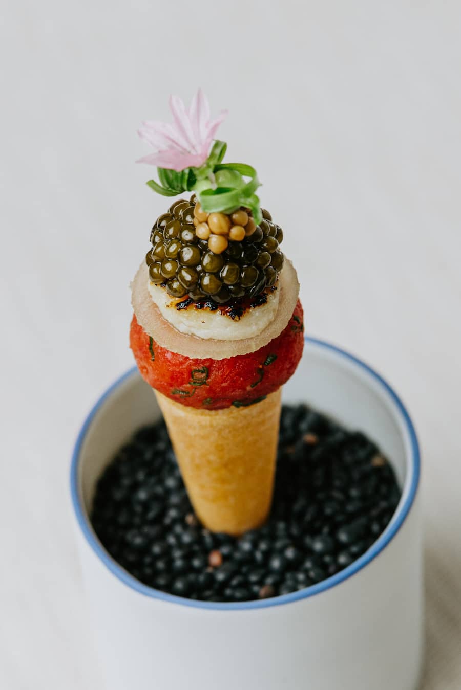 Ein knuspriges Cornetto, gefüllt mit Rindertartar, Kaviar und Aal