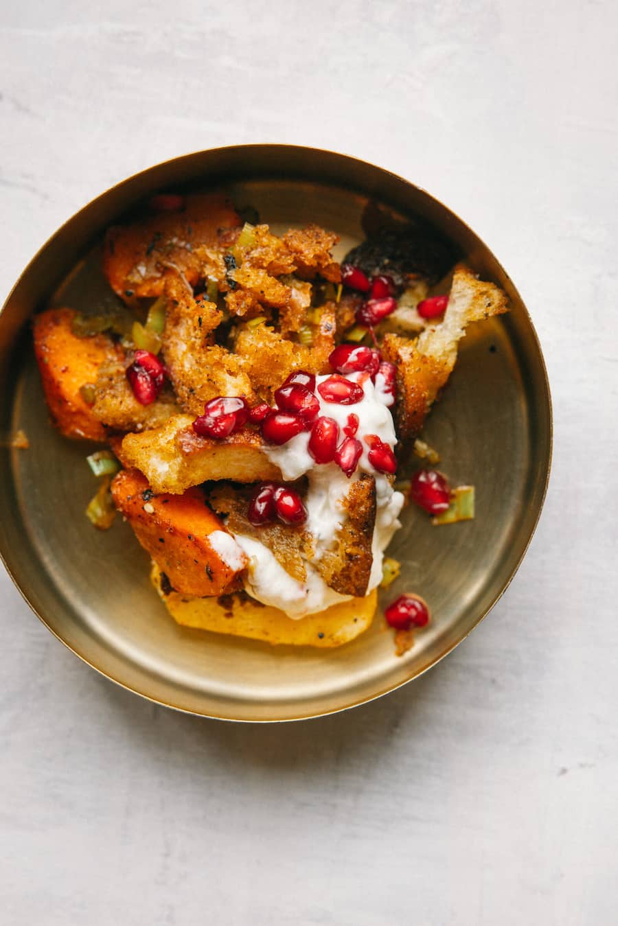 12.01.2025, Zürich-Altstetten, dieCuisine, Gericht; â â Fattoush mit geröstetem Gemüse, Labne & Granatapfel (Max Vetter) (photo by Remy Steiner for Gault Millau)