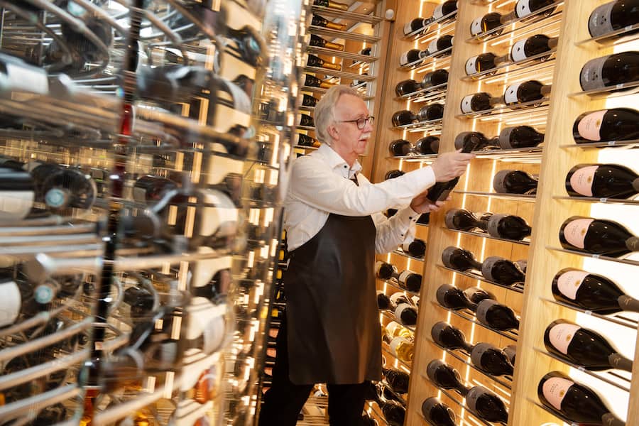 2040 Positionen auf der Karte: Hans Rhyner wacht über die acht (!) Keller. Magnumflaschen sind seine Leidenschaft.