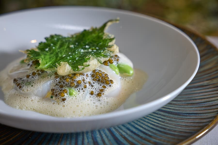 Highlight im Abendmenü: Ein lauwarmes Carpaccio von der Jakobsmuschel, mit Kristal-Kaviar.