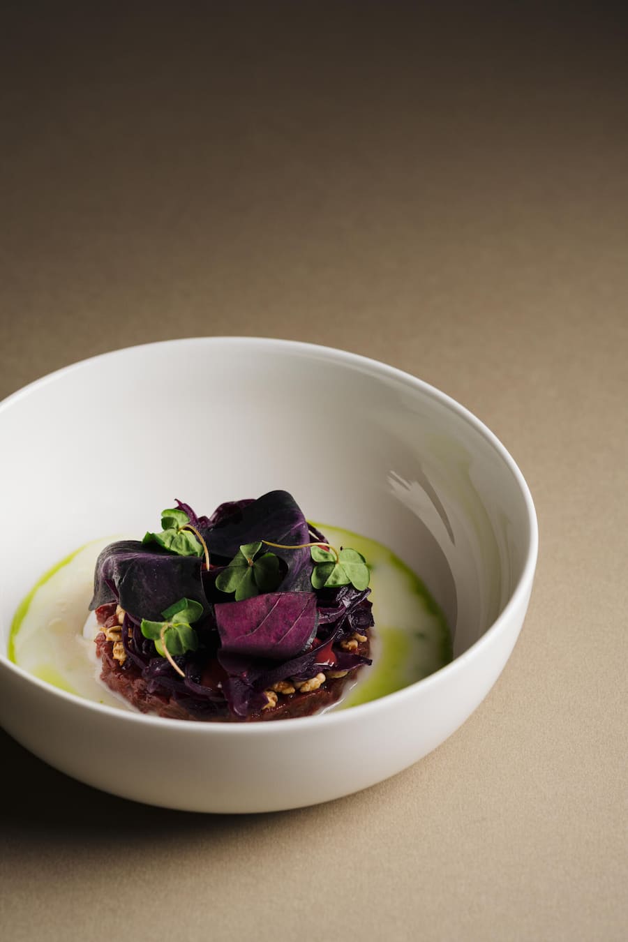 Hirschtatar, Rotkohl, Gerste und Buttermilch.