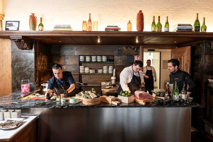 Hotel Adula Flims, Sushi-Souschef Ricardo Jorge Alves Jesus (l) macht Sushis, Damiano Dona (m), Chef Zizzi gibt Anweisungen