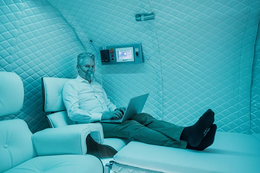 Der Boss in der Sauerstoffkammer. Besitzer Jan Schoch ist stolz auf seinen «Long lasting Lifestyle-Circle» und checkt regelmässig selber ein.