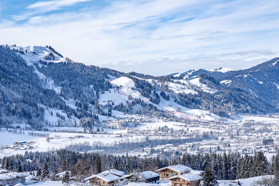 Kitzbühel mit Hahnenkamm im Hintergrund.